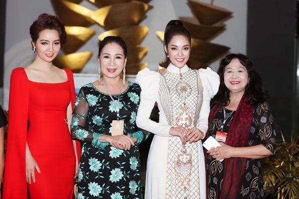 Người đẹp hội ngộ nữ diễn viên Mai Thu Huyền và NSND Kim Xuân trên thảm đỏ.