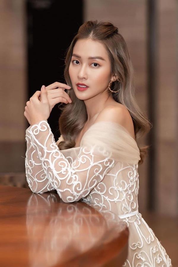 Khả Ngân khoe nhan sắc kiêu sa. Năm nay cô có phim "100 ngày bên em" lọt vào danh sách các phim tranh giải Bông sen vàng.