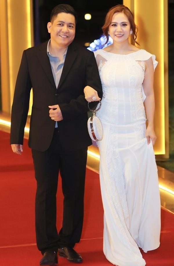 Đạo diễn Đức Thịnh và Thanh Thúy tình cảm trên thảm đỏ. Năm nay cả 2 có phim "Anh thầy ngôi sao" được coi là ứng cử viên nặng ký cho danh hiệu Bông sen vàng.