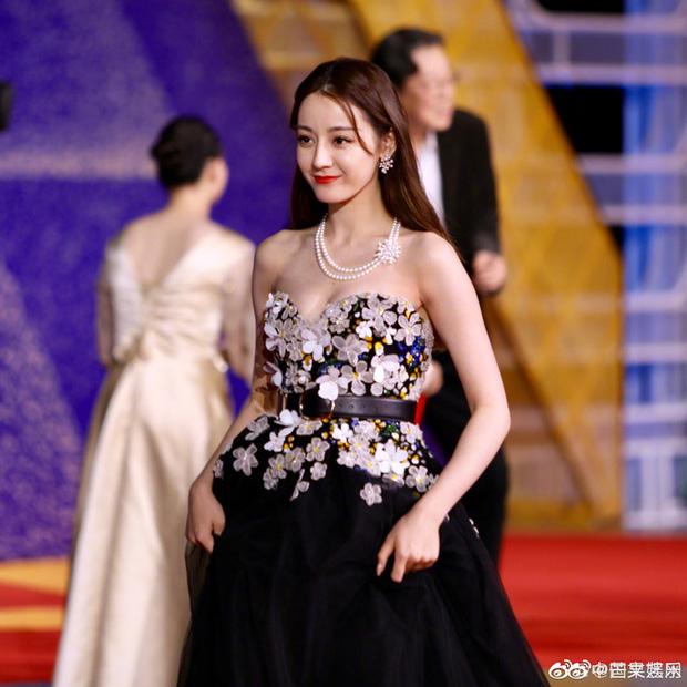 Địch Lệ Nhiệt Ba hot hơn cả Dương Mịch vì...rơi khuyên tai tại lễ trao giải Kim Kê-1