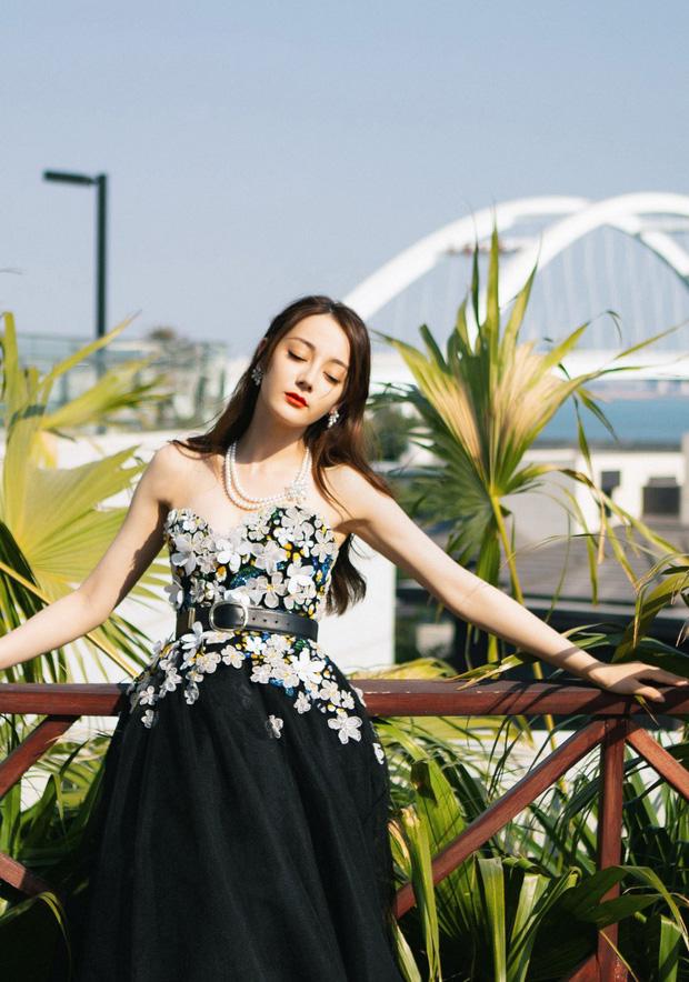 Địch Lệ Nhiệt Ba hot hơn cả Dương Mịch vì...rơi khuyên tai tại lễ trao giải Kim Kê-5