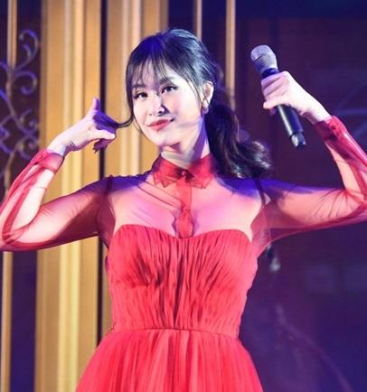 Giàu mà vẫn tiết kiệm: Làm vợ đại gia rồi nhưng Đông Nhi tiếp tục bị soi mặc lại váy cũ-4