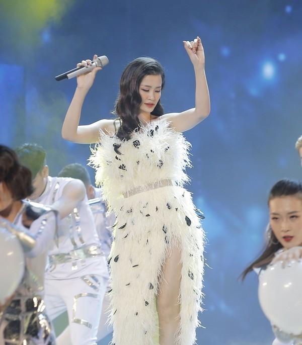 Giàu mà vẫn tiết kiệm: Làm vợ đại gia rồi nhưng Đông Nhi tiếp tục bị soi mặc lại váy cũ-9