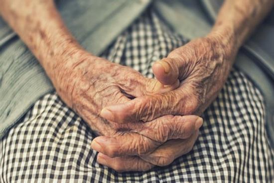 Con gái lấy chồng Tây vẫn 'bòn rút' tiền dưỡng già của bố mẹ