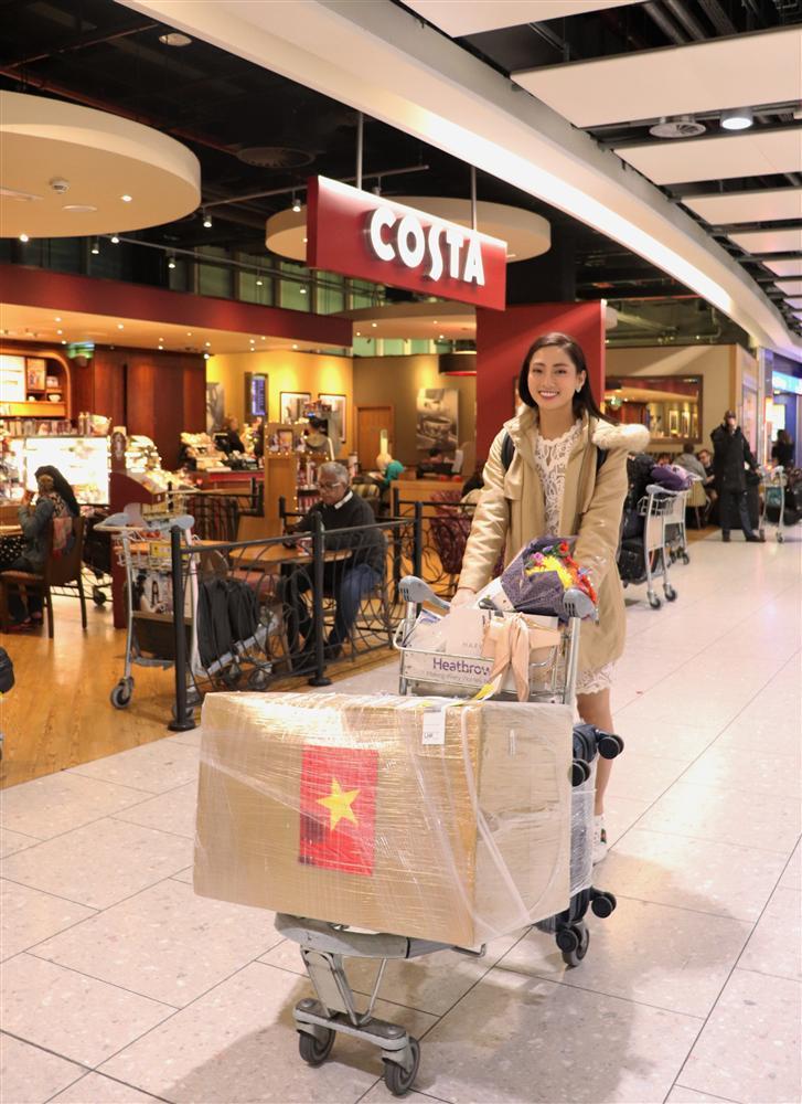 Vừa đặt chân tới Miss World 2019, Lương Thùy Linh mặc ngay đầm hồng phong thủy thi tài năng-1