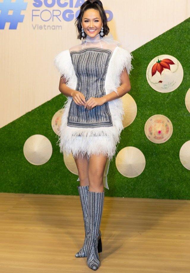 HHen Niê bị chê vì chiếc váy hình chữ nhật đính lông nhưng thần thái đỉnh cao đã cứu vớt tất cả-1