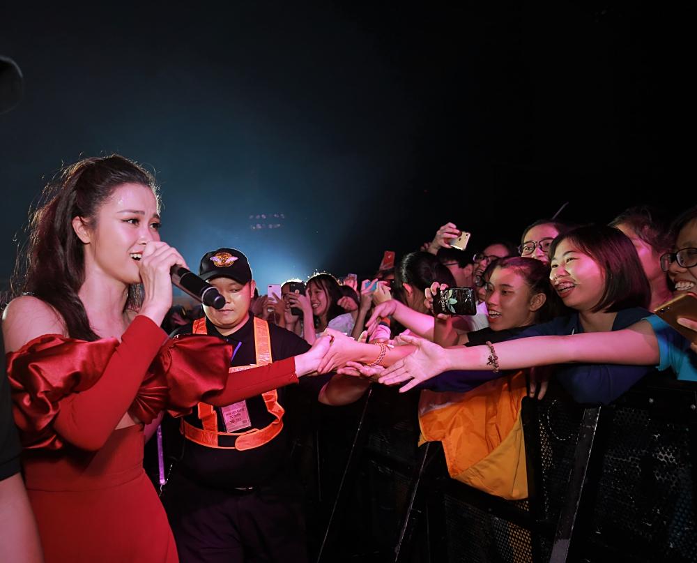 Đông Nhi nhận kết đắng khi hát cùng khán giả-3