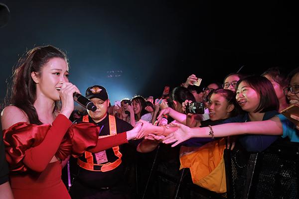 Sân khấu xung quanh toàn nước, Ông Cao Thắng chơi trội lướt cano diễn cặp cùng Đông Nhi-13