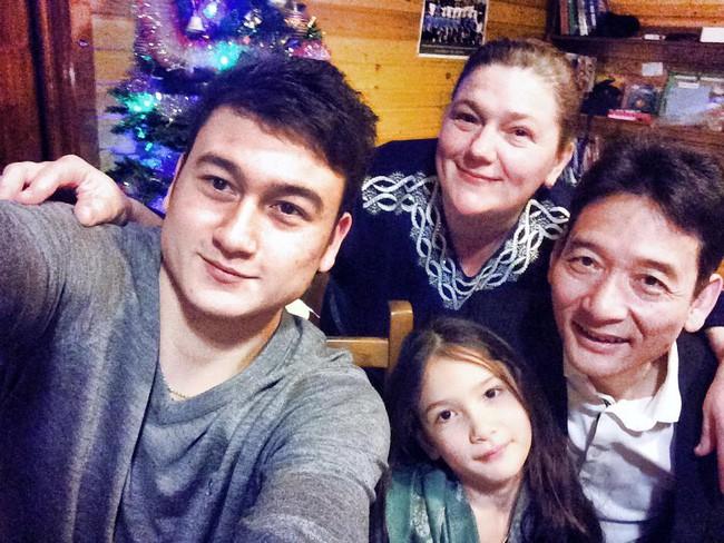 Văn Lâm ôm chầm mẹ tại sân bay Nga sau hai năm xa nhà-2