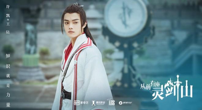 Phó Hằng Hứa Khải chật vật bế bạn diễn nữ-1