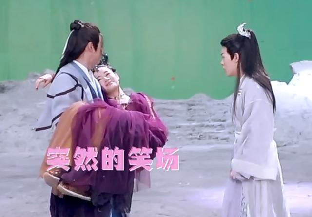 Phó Hằng Hứa Khải chật vật bế bạn diễn nữ-4