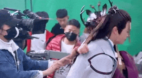 Phó Hằng Hứa Khải chật vật bế bạn diễn nữ-5