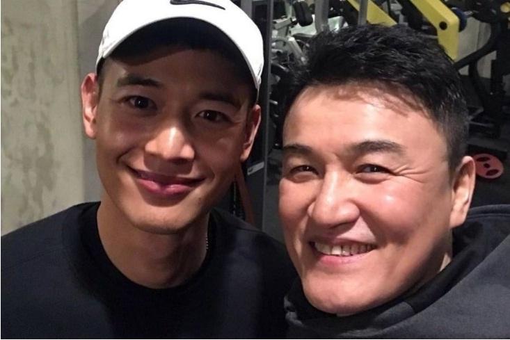 Park Joong Hoon chia sẻ hình ảnh tình cờ gặp SHINee Minho tại một phòng tập gym. Hiện tại Minho đang được nghỉ sau một thời gian gia nhập quân đội. Nam thần tượng nhập ngũ vào Thủy quân lục chiến tháng 4 vừa qua.