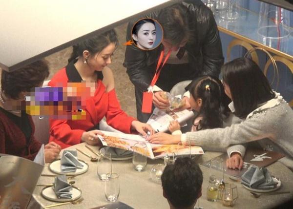 Triệu Lệ Dĩnh bị chê khi gượng gạo chăm sóc sao nhí trên phim trường-4