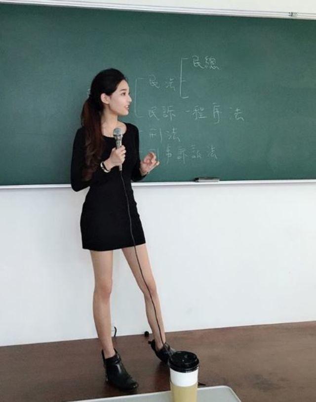 Giảng viên quá nóng bỏng khiến sinh viên ngày nào cũng muốn tới trường-2