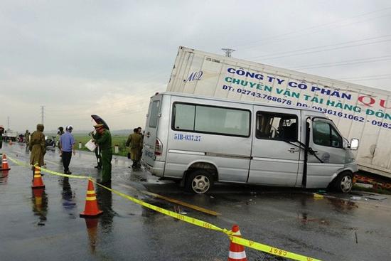 Ô tô chở tăng ni, phật tử lấn đường gây ra vụ tai nạn thảm khốc 3 người chết