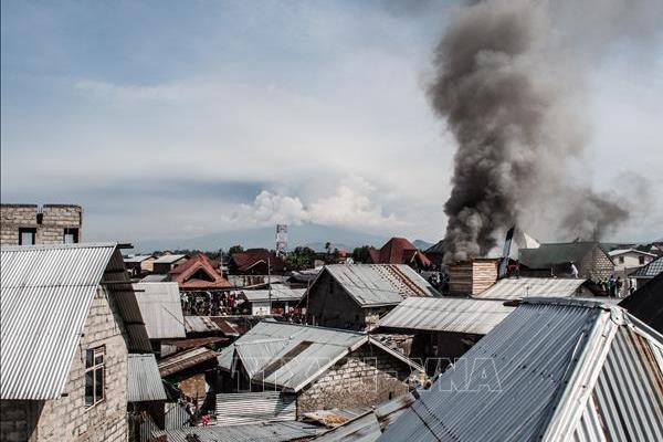 Máy bay rơi xuống khu dân cư, ít nhất 18 người thiệt mạng-1