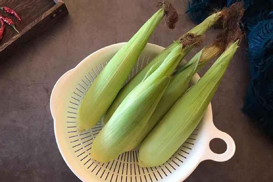 Thêm một loại gia vị quen thuộc, mẹ có nồi ngô luộc dẻo thơm, ngọt lừ