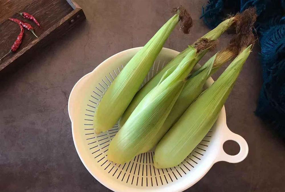 Thêm một loại gia vị quen thuộc, mẹ có nồi ngô luộc dẻo thơm, ngọt lừ-1