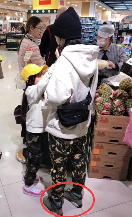 Lý Tiểu Lộ diện giày đôi với nhân tình khi dẫn con gái đi chơi-3