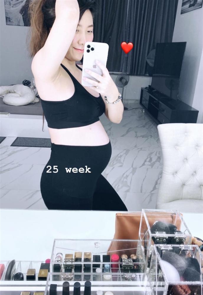 Em gái Trấn Thành khoe bụng bầu vượt mặt ở tuần 25 nhưng nhìn nhan sắc ai cũng ngỡ ngàng-1