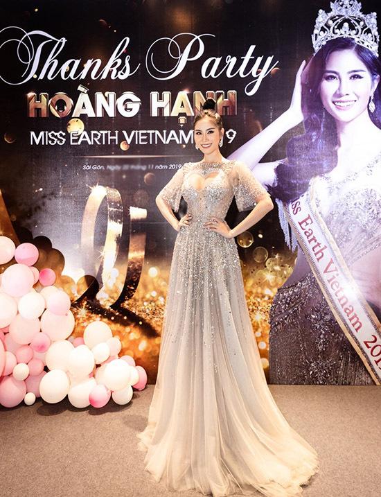 Tuy không giành được giải cao tại Miss Earth 2019 nhưng Hoàng Hạnh vẫn ghi điểm trong mắt fan với bộ đầm voan xuyên thấu đính đá cực kỳ gợi cảm của NTK Đỗ Long.