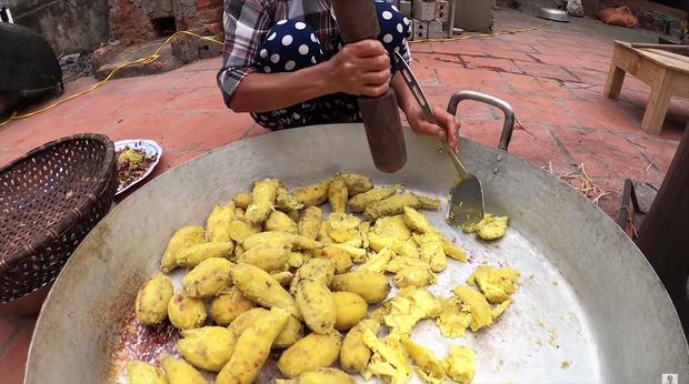 Làm bánh khoai khổng lồ nhưng bị đen một mảng lớn, bà Tân Vlog có cách chữa cháy siêu hay-4