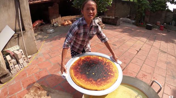 Làm bánh khoai khổng lồ nhưng bị đen một mảng lớn, bà Tân Vlog có cách chữa cháy siêu hay-1