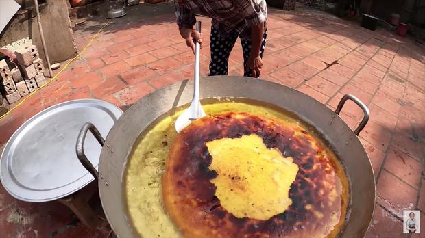 Làm bánh khoai khổng lồ nhưng bị đen một mảng lớn, bà Tân Vlog có cách chữa cháy siêu hay-9