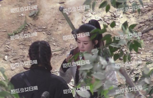 Triệu Lệ Dĩnh miệt mài đóng phim, đập tan tin đồn bỏ Hữu Phỉ vì bất mãn-4