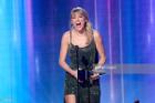 Taylor Swift ẵm 25 chiếc cúp, vượt kỷ lục Michael Jackson ở AMAs