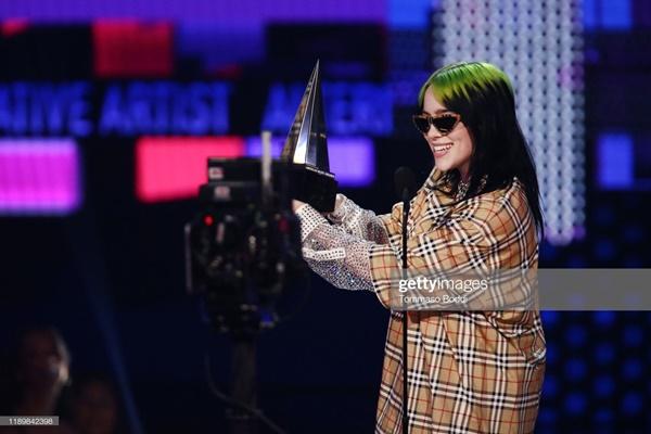 Billie Eilish là chủ nhân giải Nghệ sĩ mới được yêu thích nhất. Trong một năm qua, ngôi sao Bad Guy trở thành hiện tượng trẻ đáng chú ý nhất với phong cách nhạc u tối, bất cần, sử dụng chất liệu chủ đạo là pop, hip hop.