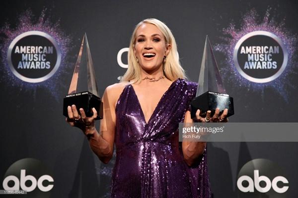 Carrie Underwood mang về hai chiếc cúp cho Nữ nghệ sĩ nhạc đồng quê được yêu thích nhất và Album nhạc đồng quê được yêu thích nhất (Cry Pretty). Underwood nổi tiếng từ khi trở thành quán quân American Idol 2005 và đã 7 lần đoạt giải Grammy.