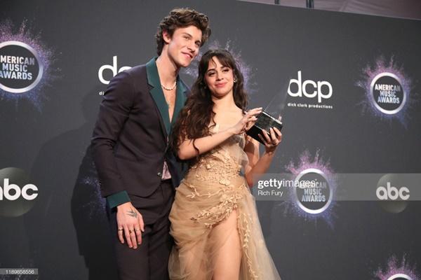 Cặp ca sĩ Shawn Mendes và Camila Cabello vui vẻ chụp ảnh sau khi nhận giải Màn kết hợp của năm cho ca khúc Senorita.