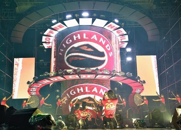 Hơn 10.000 fan Sài thành cháy hết mình cùng đại tiệc âm nhạc Highlands Coffee-1