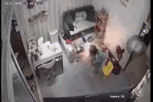 Clip: Sạc pin điện thoại tự nhiên nổ như pháo hoa, cô gái giật mình bỏ chạy mất dép-1