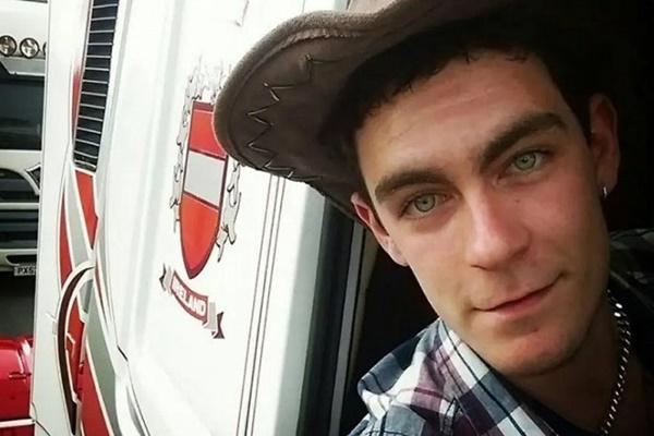 Khỏa thân đứng múa trước đầu xe container-1