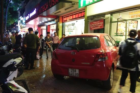 Nữ tài xế mất lái, lao thẳng ô tô vào quán trà chanh ở trung tâm Hà Nội