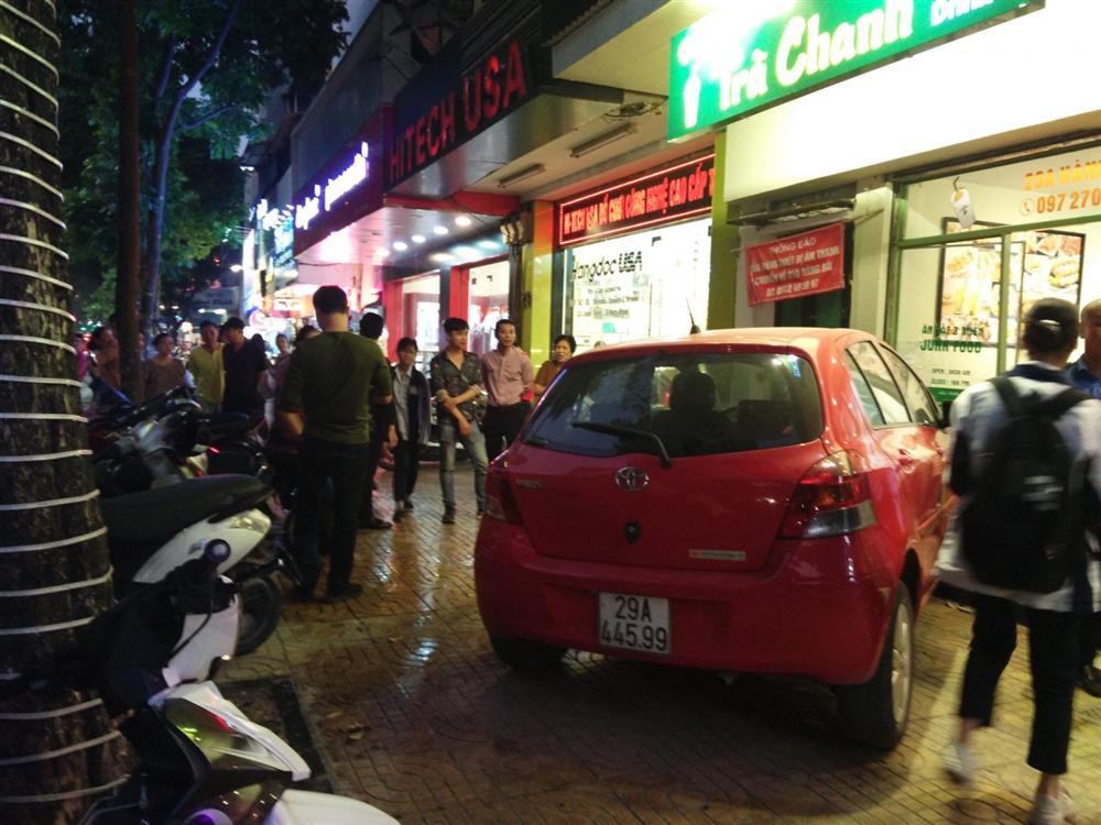 Nữ tài xế mất lái, lao thẳng ô tô vào quán trà chanh ở trung tâm Hà Nội-1