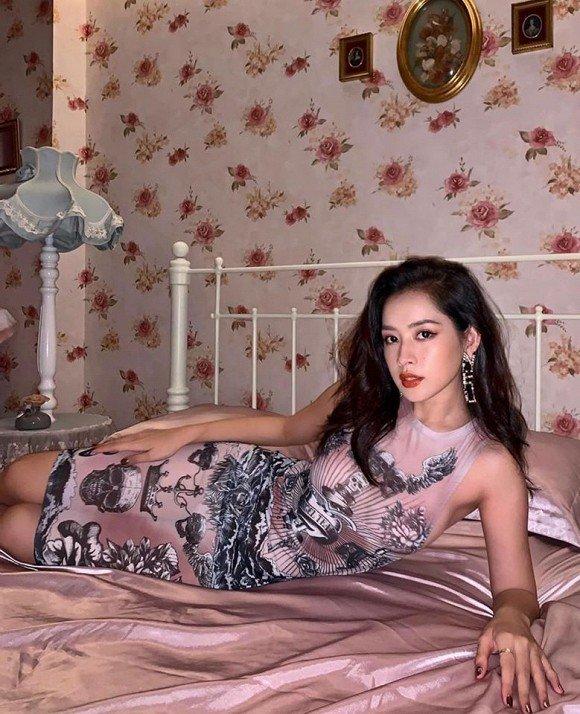 Hết hóa trang thành Harley Quinn, Chi Pu lại gợi cảm hết nấc khi tung ảnh mặc váy ngủ trên giường-3