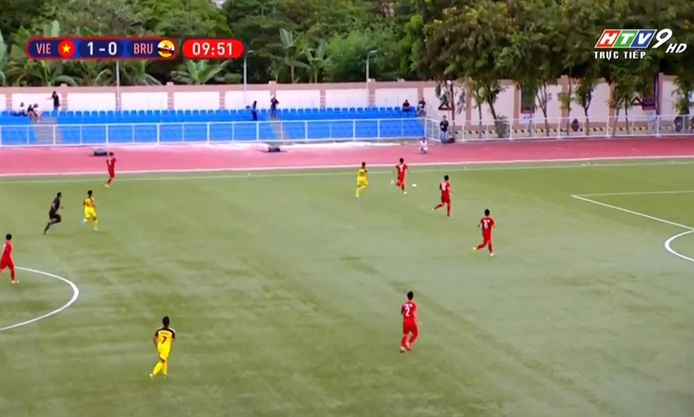 Xuất hiện 1 giây trên màn hình, nữ CĐV lập tức được khen ngợi: đẹp nhất sân cỏ-1