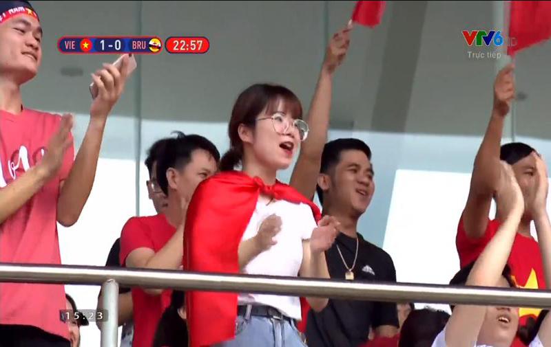 Xuất hiện 1 giây trên màn hình, nữ CĐV lập tức được khen ngợi: đẹp nhất sân cỏ-3