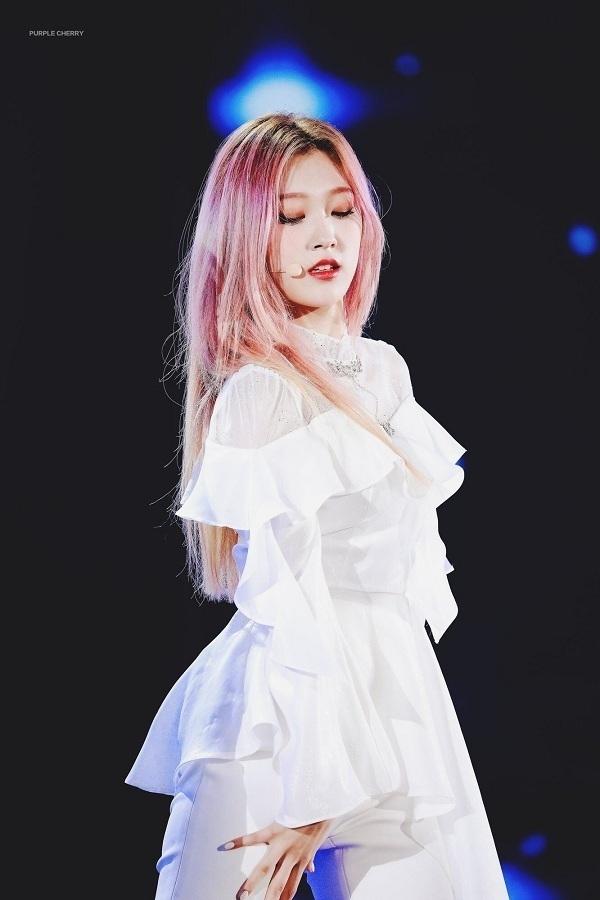 Tuy ban đầu Choerry (LOONA) nhuộm tóc tím và màu hồng là do tóc đã phai ra sau nhiều ngày nhưng Choerry vẫn nhận được nhiều lời khen có cánh bởi ngoại hình xinh đẹp với màu tóc này.