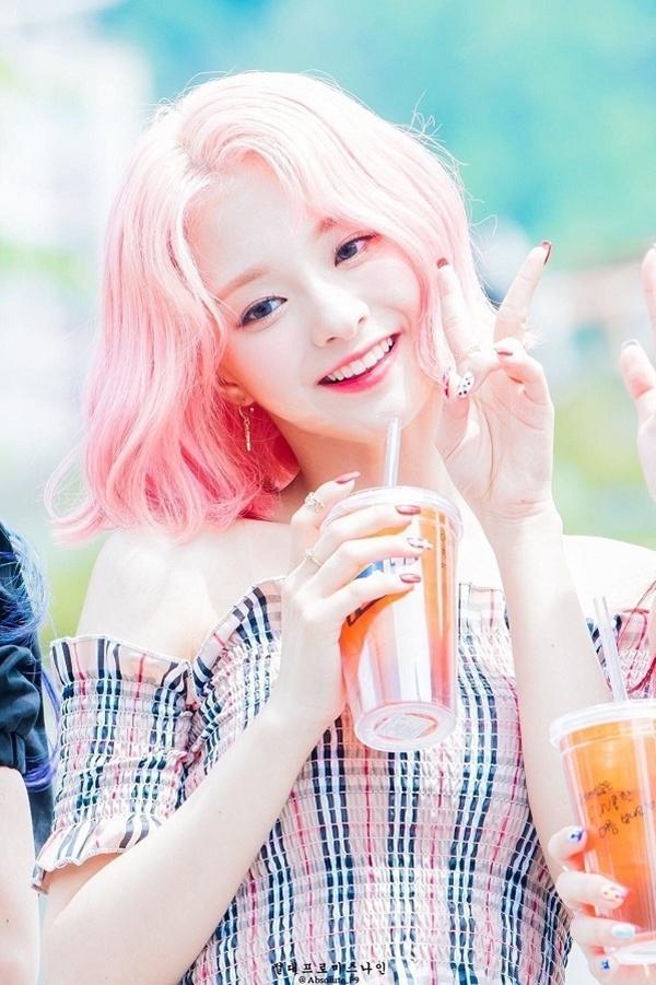 Bức ảnh của Nakyung (fromis_9) trong mái tóc hồng từng được cộng đồng fan Kpop truyền tay nhau bởi nhan sắc xinh đẹp giống như búp bê của cô.