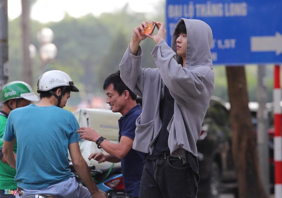 Dàn thần tượng Kpop trong ngày đầu ở Việt Nam: Người lê la ăn vặt, kẻ lên bar ngắm Hà Nội đêm-8