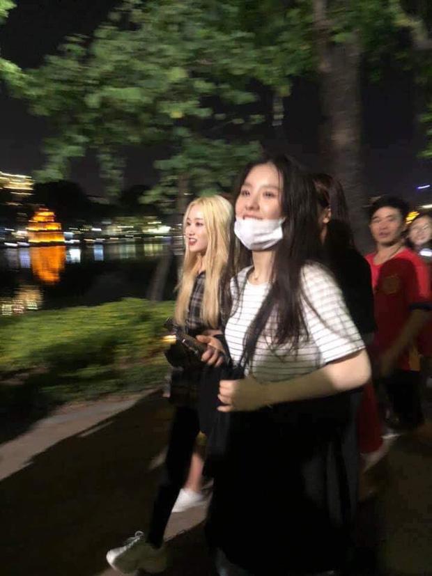 Dàn thần tượng Kpop trong ngày đầu ở Việt Nam: Người lê la ăn vặt, kẻ lên bar ngắm Hà Nội đêm-4