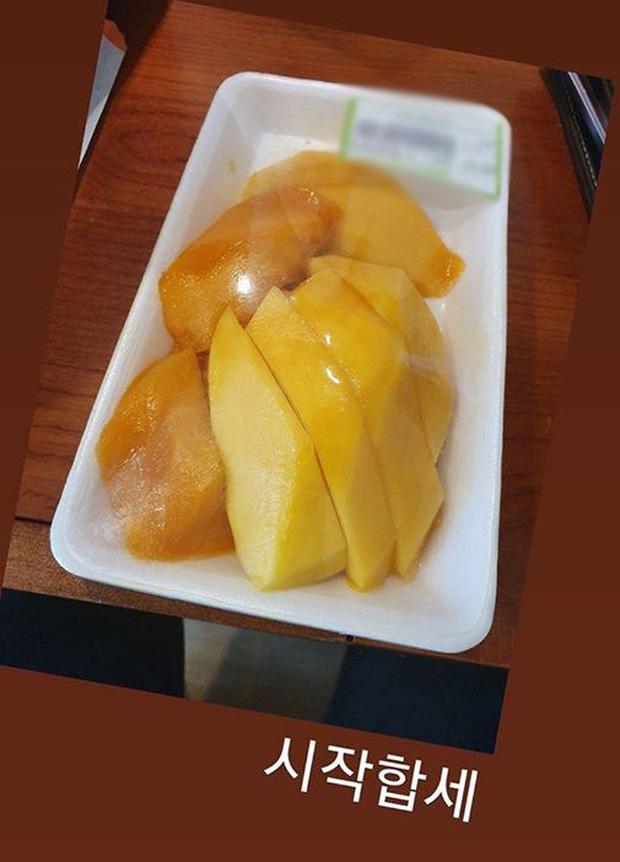 Dàn thần tượng Kpop trong ngày đầu ở Việt Nam: Người lê la ăn vặt, kẻ lên bar ngắm Hà Nội đêm-3