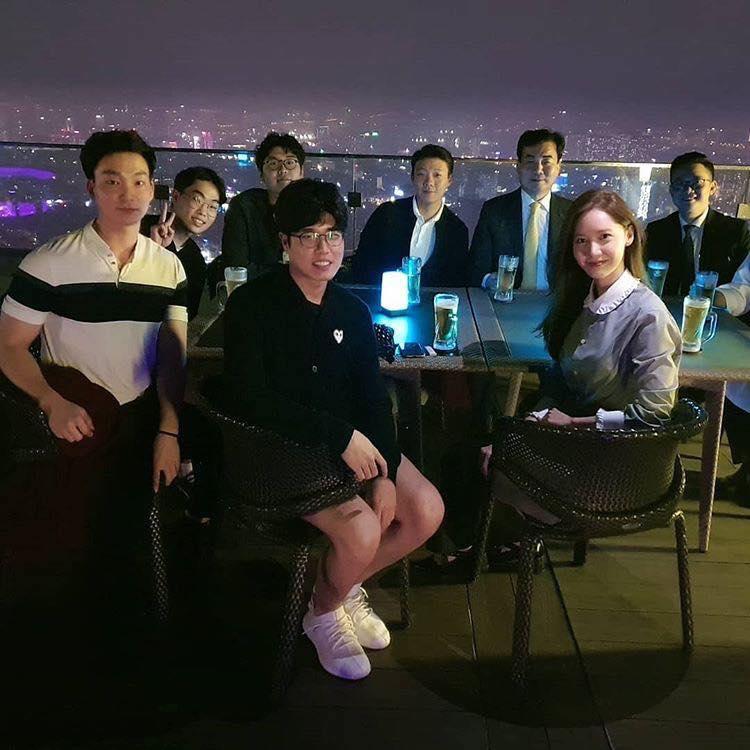 Dàn thần tượng Kpop trong ngày đầu ở Việt Nam: Người lê la ăn vặt, kẻ lên bar ngắm Hà Nội đêm-12