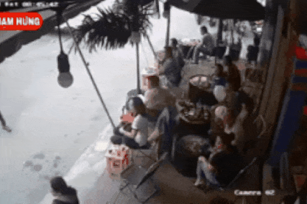 Clip: Đang lùi ô tô đột nhiên phóng thẳng vào quán cafe làm khách chạy toán loạn