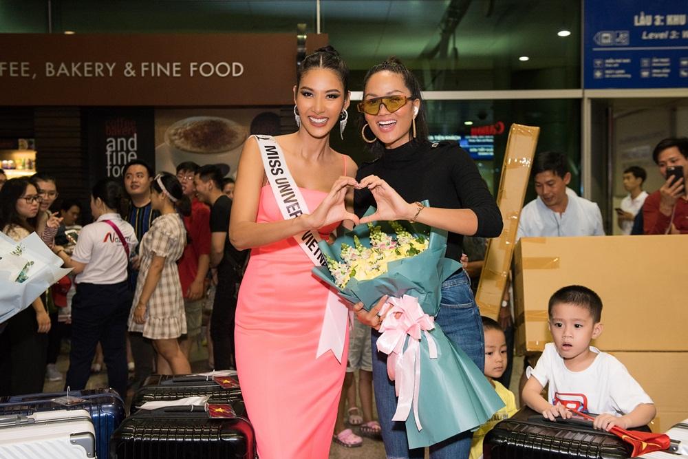 Tiễn Hoàng Thùy lên đường thi Miss Universe, HHen Niê ăn mặc siêu giản dị nhưng được khen vì lý do này!-5